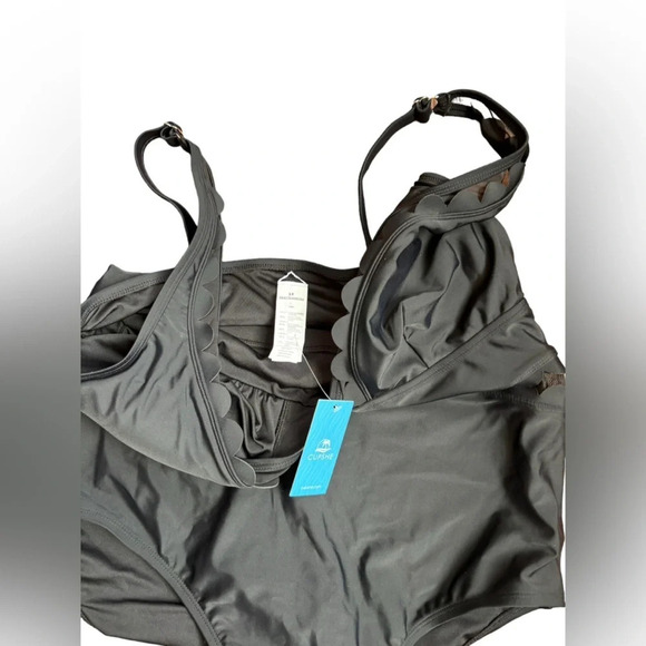 CupShe Solid Black V-Neck One Piece Swimsuit Scalloped Wide Straps Size 1X Pad - Picture 6 of 11